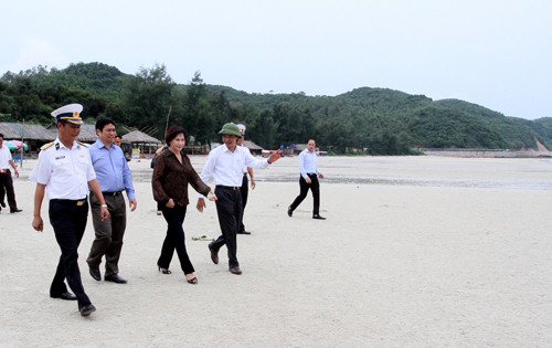 Phó chủ tịch Quốc hội Nguyễn Thị Kim Ngân trao đổi với Bí thư Tỉnh ủy Quảng Ninh Phạm Minh Chính và phóng viên báo Tiền Phong