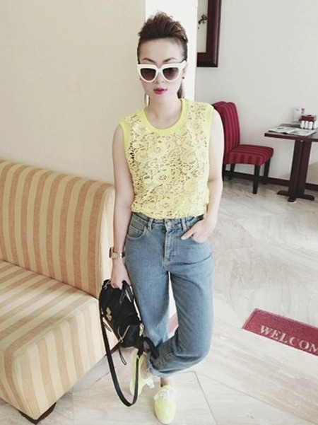 Yến Nhi chọn chiếc quần jeans cạp cao khỏe khoắn phối với áo ren màu vàng và giày thể thao cùng tông màu. Hơn thế, chiếc túi “The Pashli shark-embossed leather trapeze” dạng “mini bag” của thương hiệu 3.1 Phillip Lim đã tạo nên điểm nhấn hoàn hảo cho bộ cánh của cô