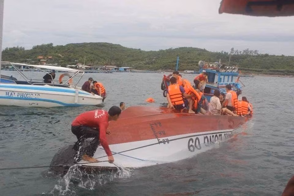 Tàu du lịch lật ở vịnh Nha Trang, 2 người tử vong ảnh 1
