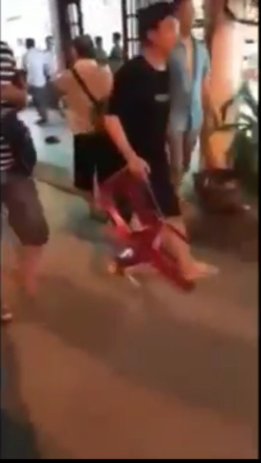 Khách Trung Quốc cầm dao dọa chém nhân viên nhà hàng ảnh 1