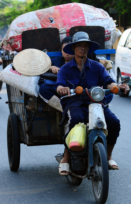 Nhiều xe máy cũ vẫn lưu thông trên đường TP.HCM (ảnh chụp chiều 6-8). Ảnh: T.THẮNG