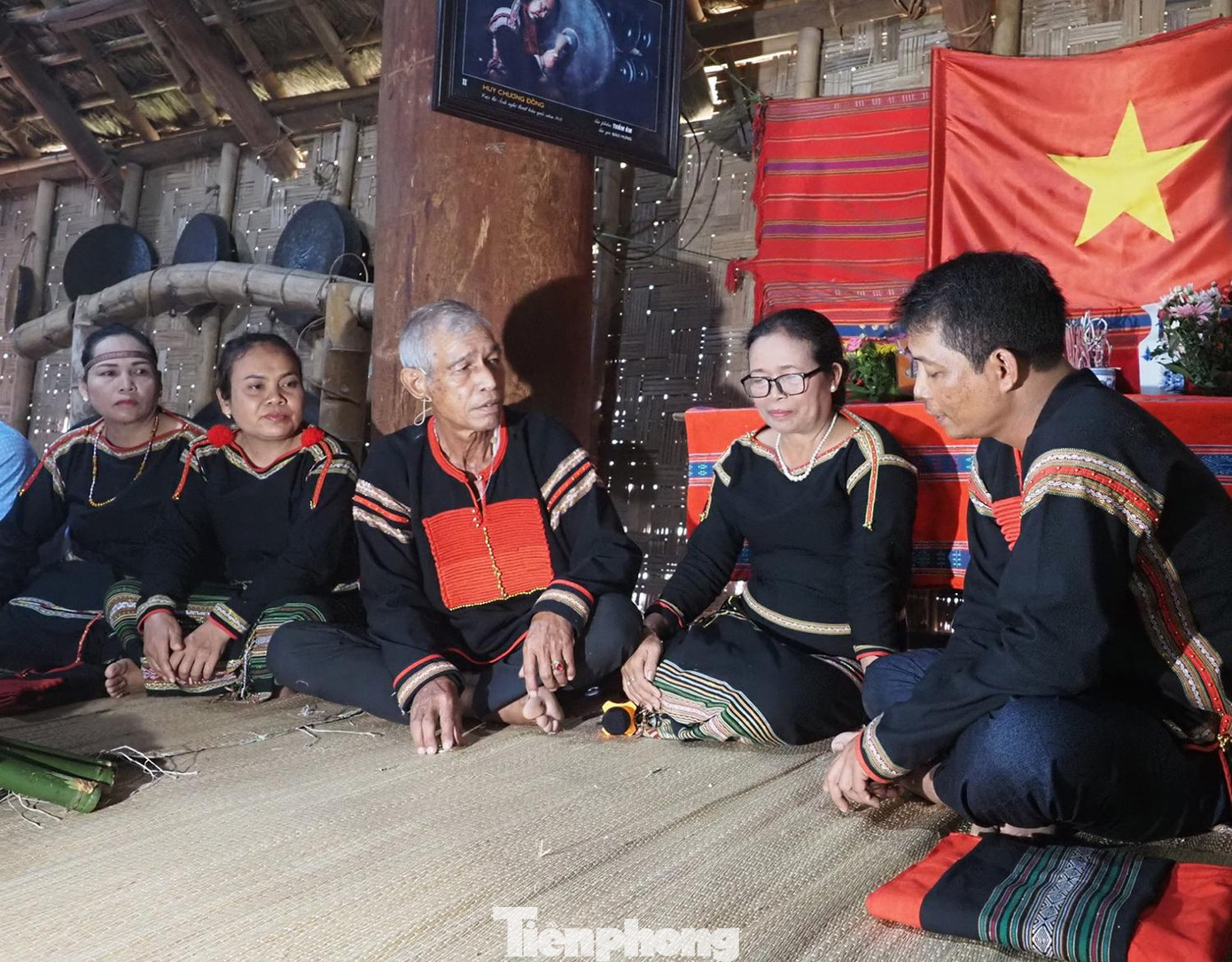 Theo phong tục của người Êđê, lễ nhận con nuôi được tiến hành tại nhà mẹ nuôi, có sự chứng kiến của già làng và đông đảo bà con trong dòng họ. Bà con dòng họ hai bên ngồi đối diện nhau trao đổi ý kiến. Hai bên gia đình tham gia trong ngày lễ hôm nay đều đến từ buôn Tơng Ju, xã Ea Kao, thành phố Buôn Ma Thuột, tỉnh Đắk Lắk.