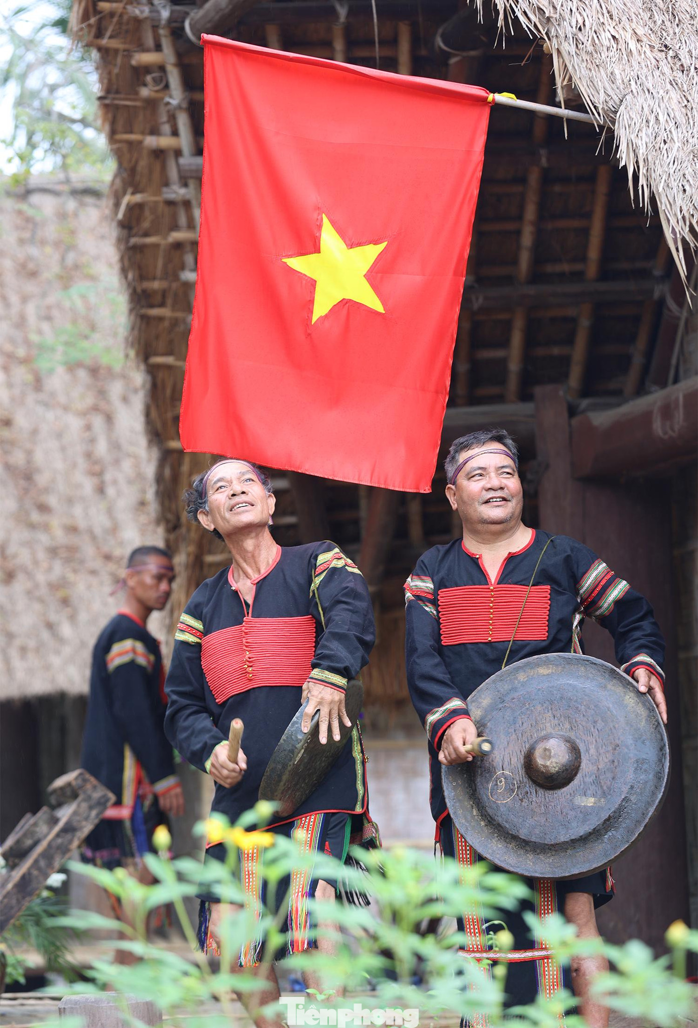 Tiết mục hoà tấu chiêng "Drông tuê" (đón khách) của người Êđê