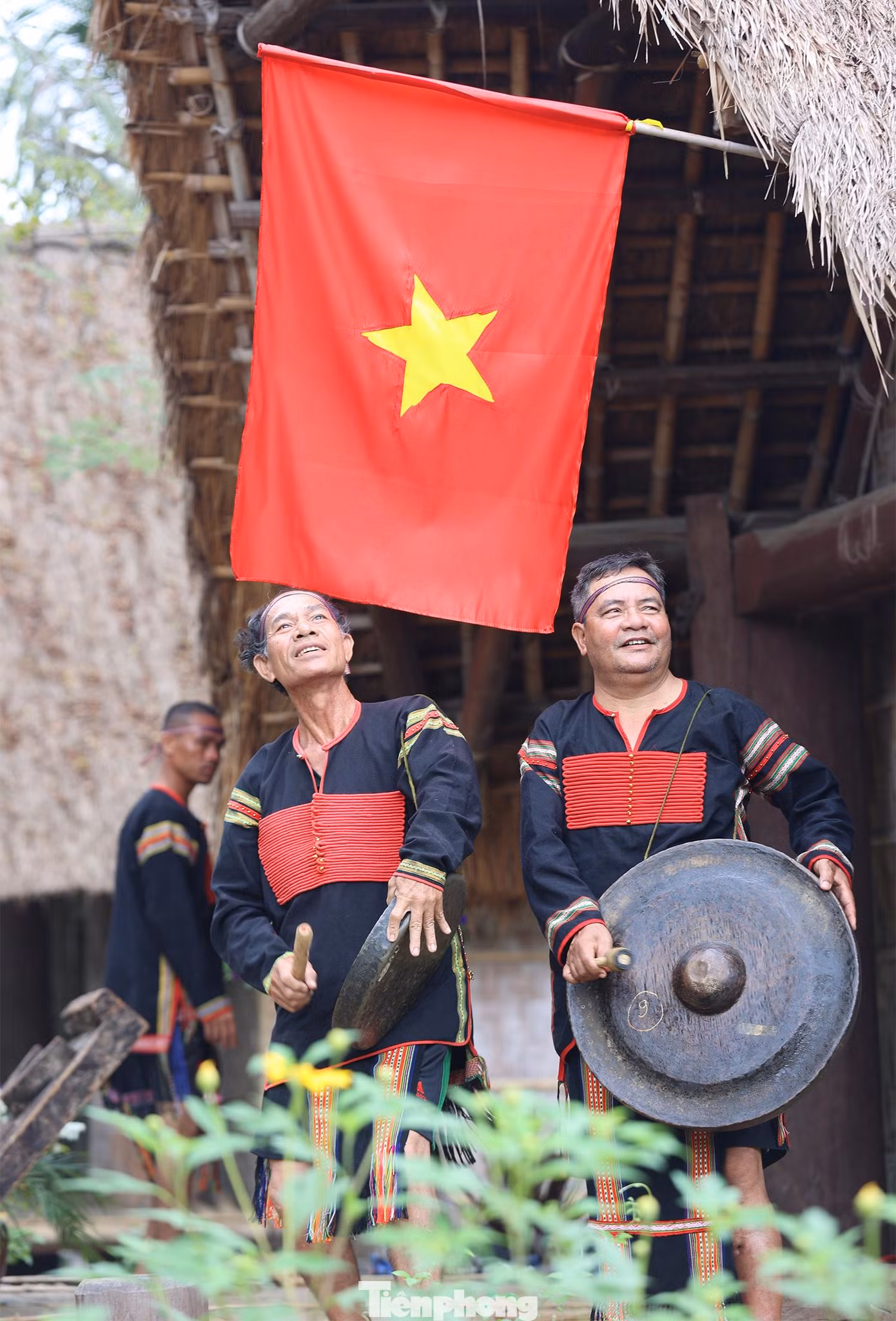 Tiết mục hoà tấu chiêng "Drông tuê" (đón khách) của người Êđê