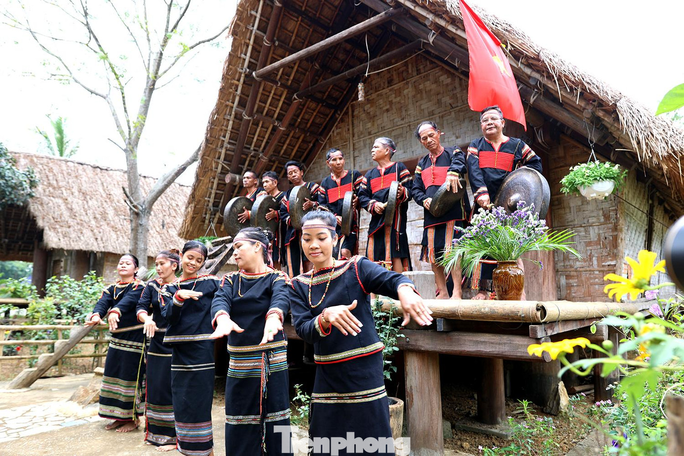 Chiêng Kram, Chiêng Knăh là những nhạc cụ đặc trưng của dân tộc Ê đê,được sử dụng phổ biến trong các nghi lễ truyền thống.Tiếng chiêng vang lên rộn rã, vui tươi kèm theo điệu múa truyền thống