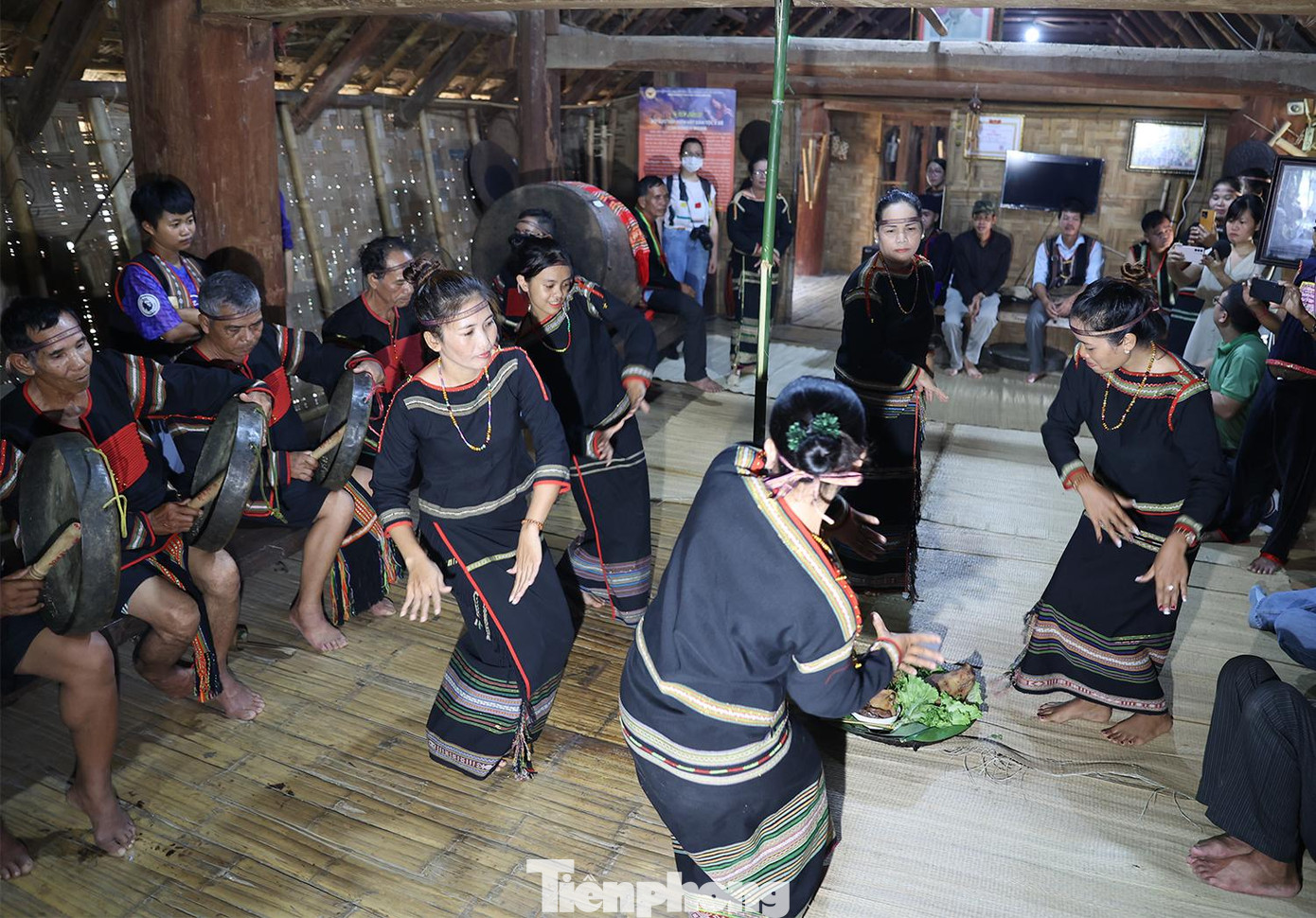 Điệu múa Xoang của những cô gái dân tộc Êđê trong ngày lễ.