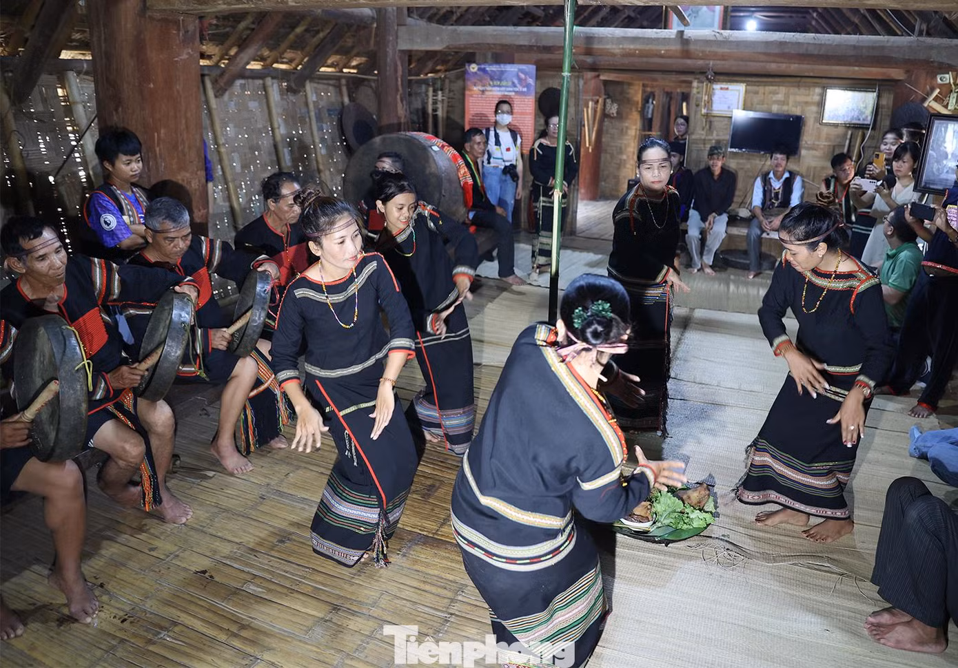 Điệu múa Xoang của những cô gái dân tộc Êđê trong ngày lễ.