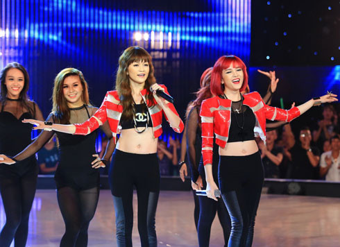  Nhóm Bee.T mang đến không khí sôi động cho chương trình với tiết mục hát - múa ca khúc Fly away, sáng tác mới nhất của nhạc sĩ Phương Uyên