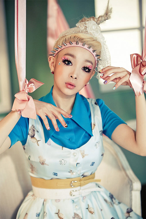 Cô nàng Park Ji Yeon (T-ara) cá tính với chiếc "băng đô tự do" "Giọng ca vàng" của xứ sở Kim chi IU cũng sở hữu Liberty headband "Hot blogger" thời trang Jane Andrige cá tính với băng đô đinh nhọn Nữ ca sĩ Fatcat gây ấn tượng khi sử dụng băng đô gai nhọn cho mái tóc