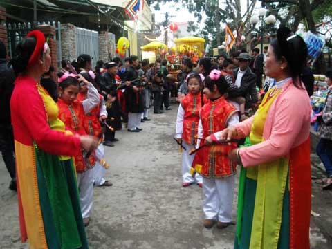 : Khoảng 18h, lễ rước bắt đầu. Các xóm nhộn nhịp rước kiệu lợn ra đình. Cả xã chìm ngập trong ánh đèn lồng rực rỡ, cùng tiếng trống chiêng tưng bừng của lễ hội. Đi đầu lễ rước của mỗi xóm là 2 lá cờ đại, rồi chiêng trống, bát âm, bàn độc với đủ đồ thờ như cây đèn ống hoa, mâm ngũ quả,... Đi sau cùng là lễ lợn được trang trí rực rỡ do các thanh niên khỏe mạnh nhất trong làng khiêng