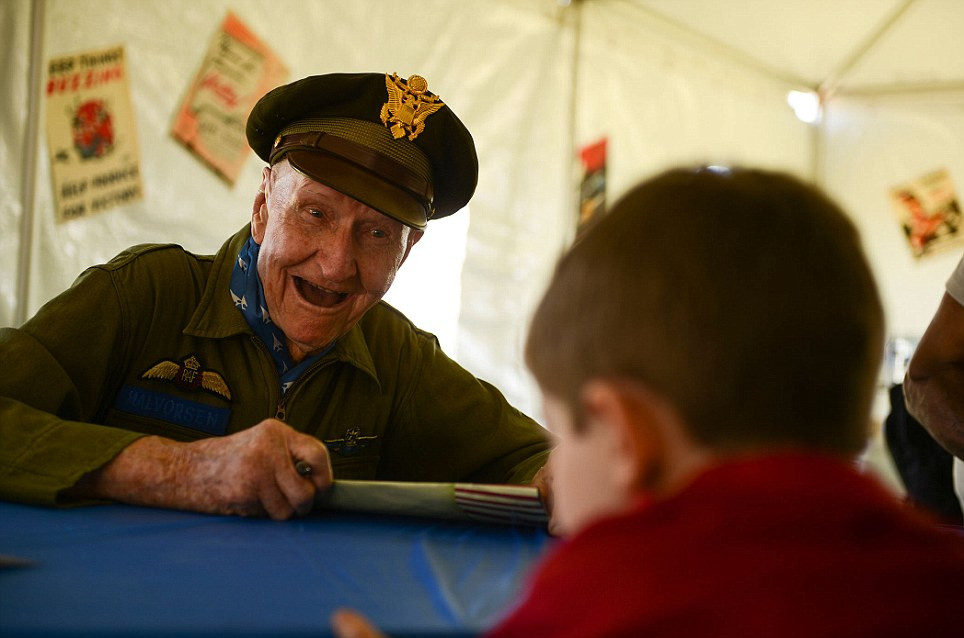 Hình ảnh vui vẻ của một đại tá về hưu của Mỹ tại một buổi triển lãm hàng không bang Arrkansas