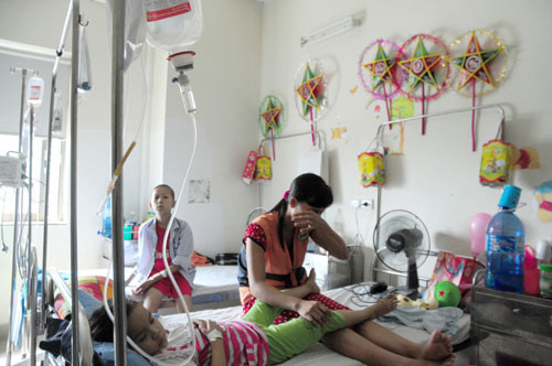 Không còn đủ sức dù chỉ mở một nụ cười, các em nằm đó thiếp đi.