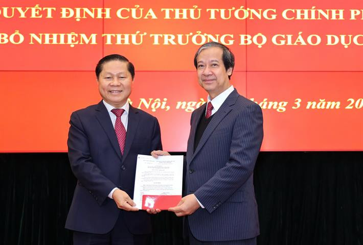 Bộ trưởng Nguyễn Kim Sơn trao Quyết định của Thủ tướng Chính phủ cho tân Thứ trưởng Lê Tấn Dũng Bộ trưởng Nguyễn Kim Sơn trao Quyết định của Thủ tướng Chính phủ cho tân Thứ trưởng Lê Tấn Dũng