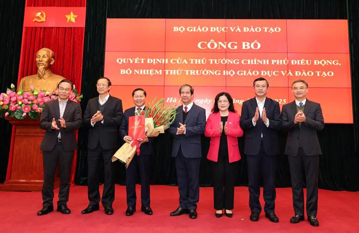 Ban Thường vụ Đảng ủy Bộ GD&ĐT chúc mừng tân Thứ trưởng Lê Tấn Dũng Ban Thường vụ Đảng ủy Bộ GD&ĐT chúc mừng tân Thứ trưởng Lê Tấn Dũng