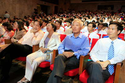 Bí thư thứ nhất TƯ Đoàn Võ Văn Thưởng, nguyên Phó Thủ tướng Vũ Khoan và các đại biểu dự "Diễn đàn kết nối Tài năng Việt". Ảnh : Hồng Vĩnh