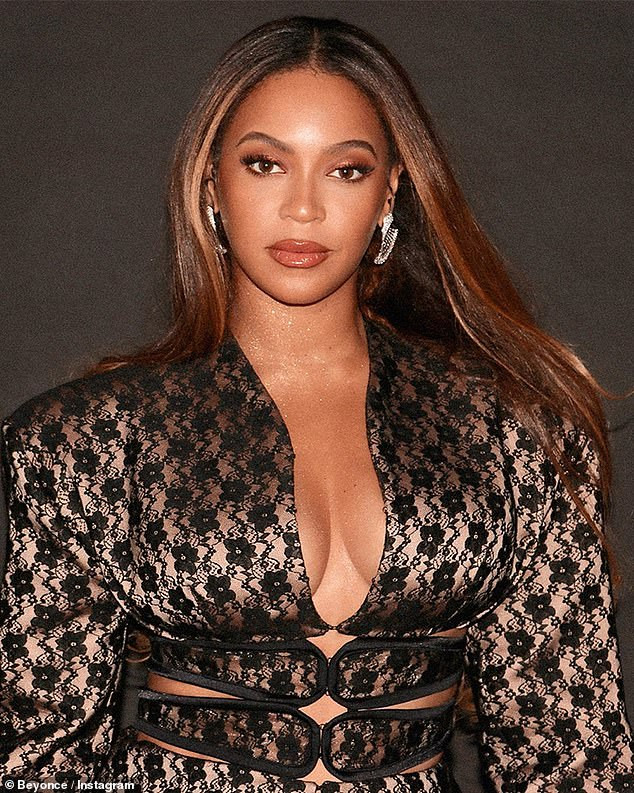 Beyonce diện mốt không nội y khoe thân hình gợi cảm đẫy đà, gây 'bão' mạng ảnh 3