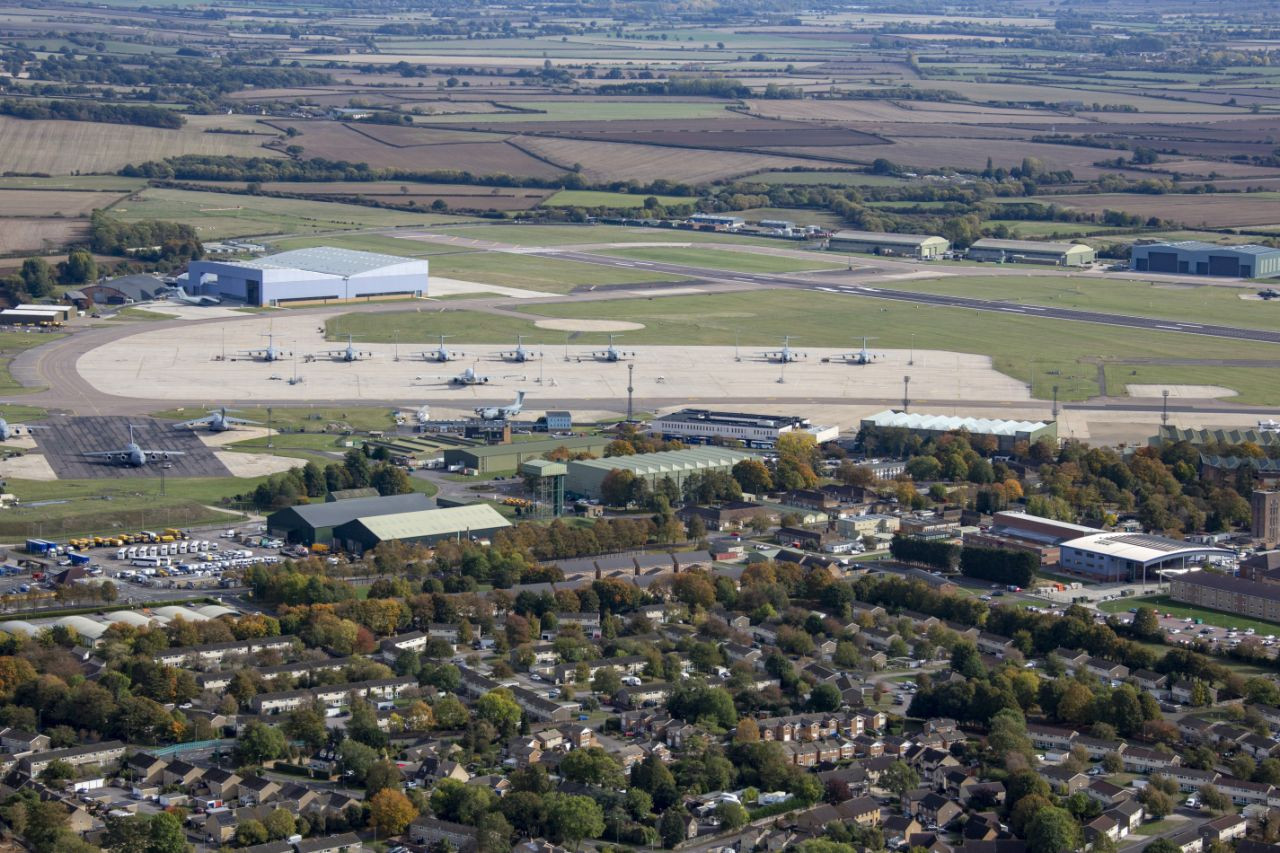 Đoàn phim James Bond làm căn cứ không quân Anh náo loạn, 400 người sơ tán ảnh 1