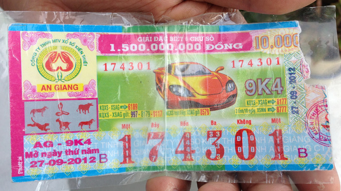 Tờ vé số chỉ rách đầu góc phải mà không được trả thưởng. Ảnh C.QUỐC. Tờ vé số chỉ rách chút xíu ở đầu góc phải mà không được trả thưởng của ông Thừa - Ảnh C.QUỐC