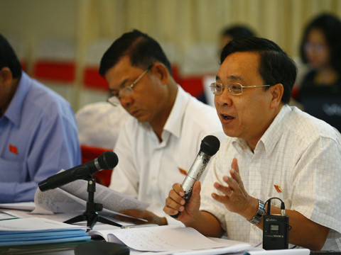 Các ĐB thảo luận tại tổ	Ảnh: Hồng Vĩnh