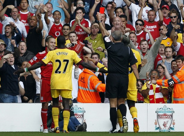 Joe Cole đã phải nhận thẻ đỏ trong trận chính thức đầu tiên với Liverpool