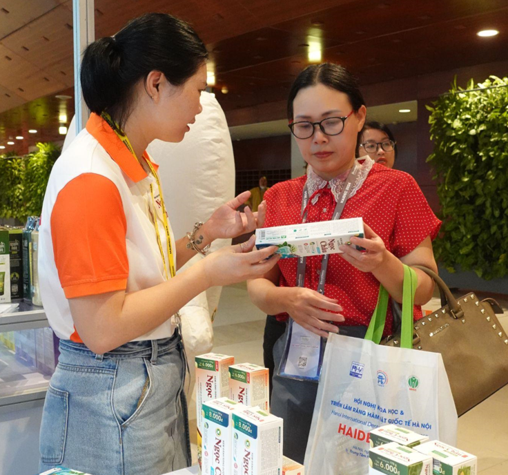 Ngọc Châu Chuyên Gia nhận được sự quan tâm từ khách tham gia hội nghị.