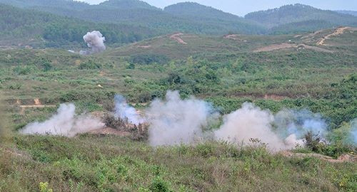 Các đơn vị hỏa lực tuyến trước đồng loạt nổ súng tiêu diệt mục tiêu bằng đạn bắn thẳng ngay từ phát đạn đầu