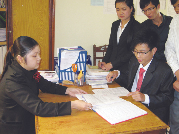 Các phó chủ tịch xã tương lai làm quen thủ tục hành chính. Các phó chủ tịch xã tương lai làm quen thủ tục hành chính