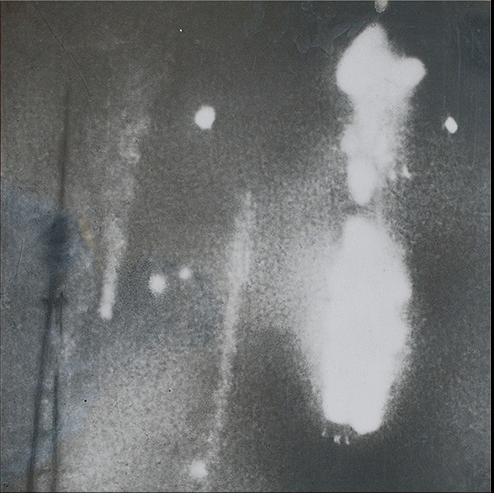 Bức ảnh độc đáo do phóng viên Việt Tùng chụp bên cột phát sóng của Đài Truyền hình Việt Nam khi máy bay B-52 rơi đêm ngày 27-12-1972