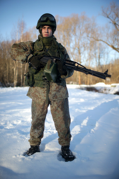 Ratnik là một bộ áo liền quần aramid có áo giáp chống đạn. Các binh sĩ thuộc Lữ đoàn Bộ binh 27 là những người đầu tiên được mặc thử bộ quân phục này