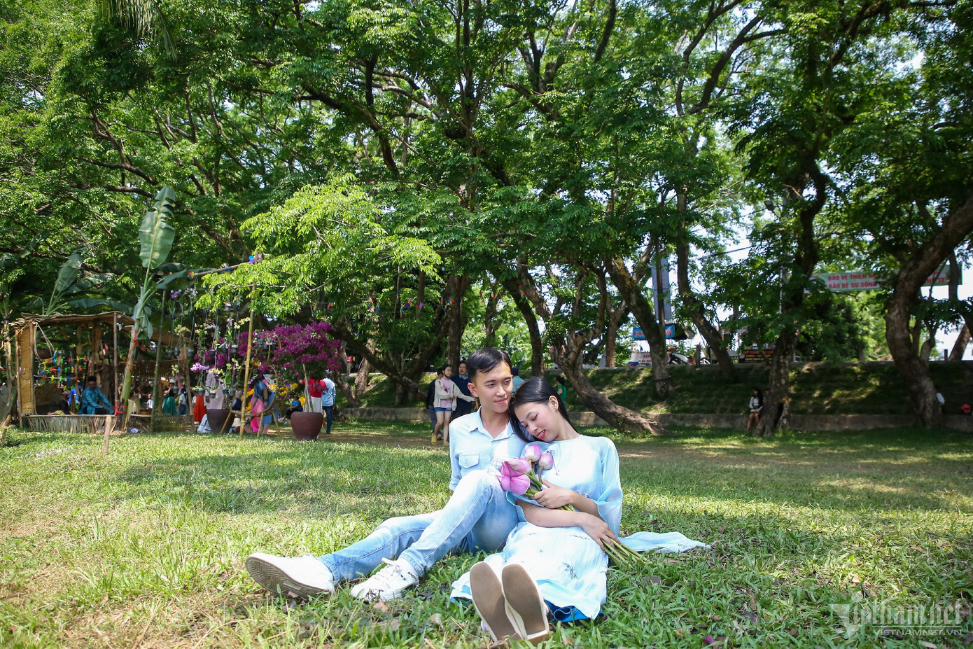 Nhiều bạn trẻ tranh thủ ngày cuối tuần đến check-in. Ai cũng xúng xính áo quần thật đẹp để chụp cho mình những bức ảnh ấn tượng.