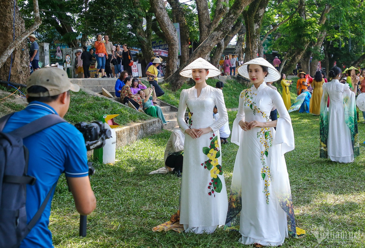 Nhiều bạn trẻ tranh thủ ngày cuối tuần đến check-in. Ai cũng xúng xính áo quần thật đẹp để chụp cho mình những bức ảnh ấn tượng.