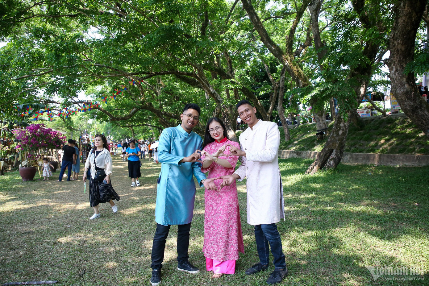 Nhiều bạn trẻ tranh thủ ngày cuối tuần đến check-in. Ai cũng xúng xính áo quần thật đẹp để chụp cho mình những bức ảnh ấn tượng.