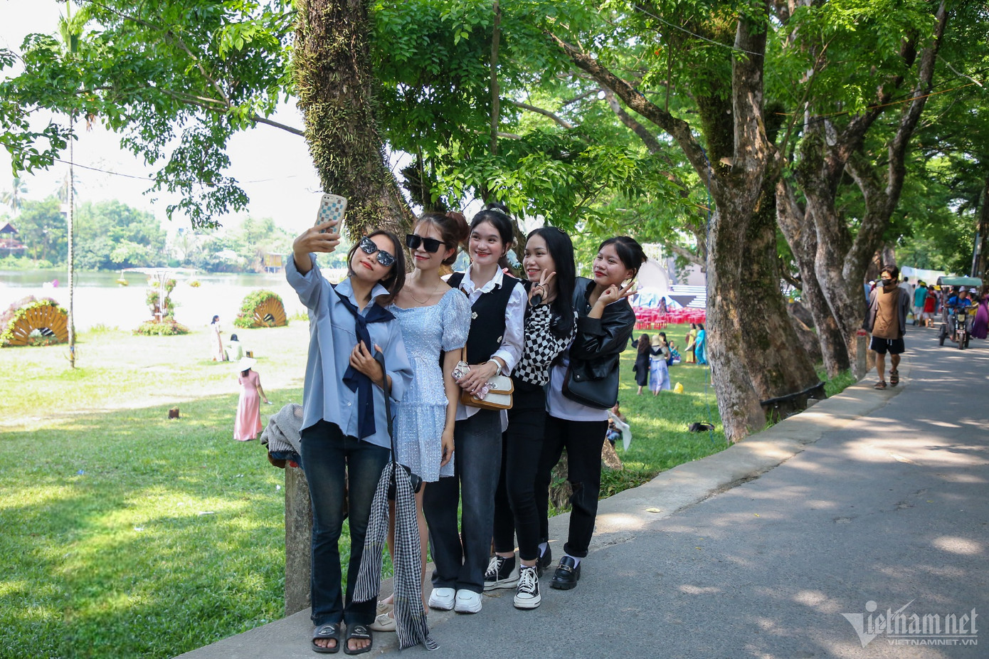 Nhiều bạn trẻ tranh thủ ngày cuối tuần đến check-in. Ai cũng xúng xính áo quần thật đẹp để chụp cho mình những bức ảnh ấn tượng.