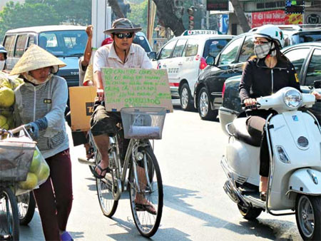 “Tôi cần một công việc. Tôi có bằng đại học ngành tài chính ngân hàng, có các chứng chỉ UBCKNN (uỷ ban Chứng khoán Nhà nước); biết lập trình MATLAB, C++, VBA for EXCEL. Liên hệ: ...” - tấm bảng bằng bìa các-tông viết