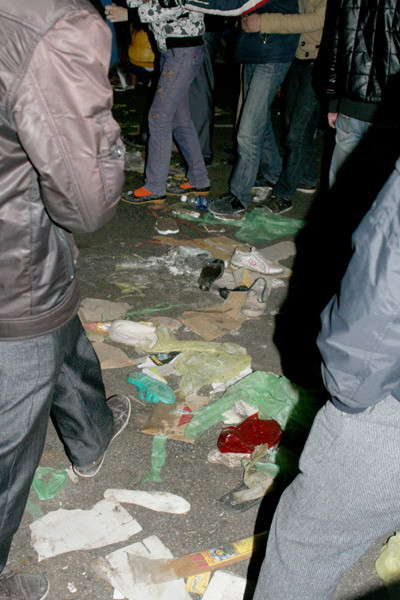 Một số mất hết giày dép và cả quần, áo...