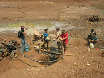 Đào giếng ngay dưới lòng hồ lấy nước tưới cà phê. Đào giếng ngay dưới lòng hồ lấy nước tưới cà phê