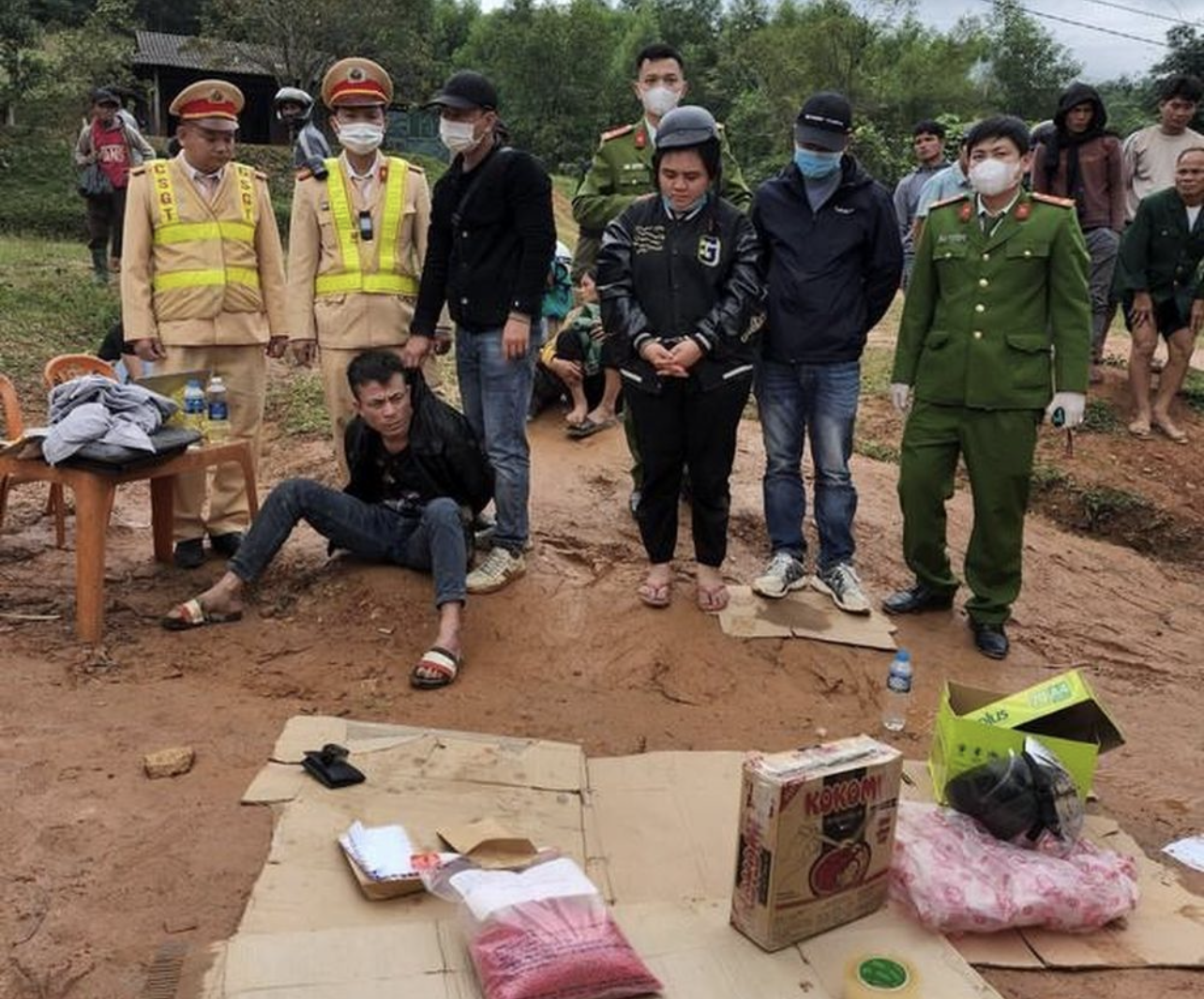 Hai đối tượng Minh, Hằng bị bắt giữ cùng 30.000 viên ma túy tổng hợp. Ảnh CA Hai đối tượng Minh, Hằng bị bắt giữ cùng 30.000 viên ma túy tổng hợp. Ảnh CA