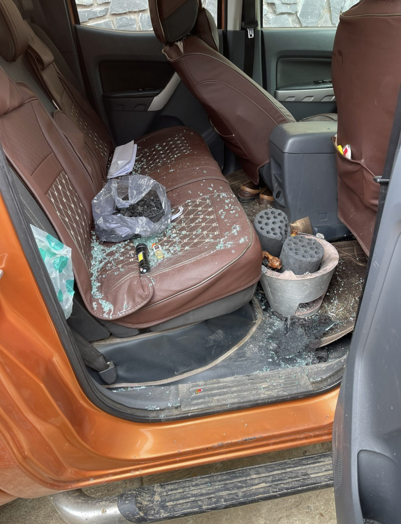 Trong xe nghi phạm Tùng có một bếp than chứa một cục than tổ ong đã cháy xong.