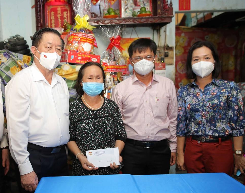 Trưởng ban Tuyên giáo Trung ương Nguyễn Trọng Nghĩa tặng quà cho hộ gia đình bà Triệu Lệ Anh Trưởng ban Tuyên giáo Trung ương Nguyễn Trọng Nghĩa tặng quà cho hộ gia đình bà Triệu Lệ Anh