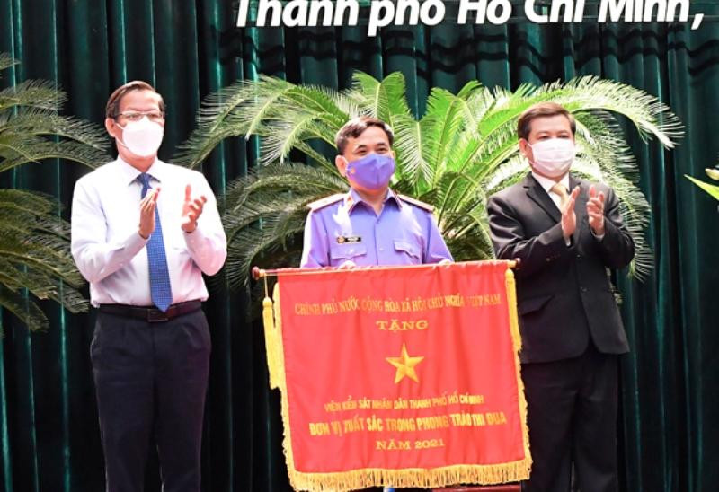 Viện trưởng Viện KSND Tối cao Lê Minh Trí và Chủ tịch UBND TPHCM Phan Văn Mãi tặng cờ thi đua của Chính phủ cho Viện KSND TPHCM