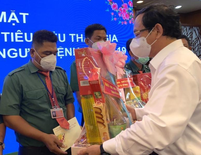 Bí thư Thành uỷ TPHCM Nguyễn Văn Nên tặng quà tri ân các lái xe tình nguyện tham gia chống dịch Bí thư Thành uỷ TPHCM Nguyễn Văn Nên tặng quà tri ân các lái xe tình nguyện tham gia chống dịch