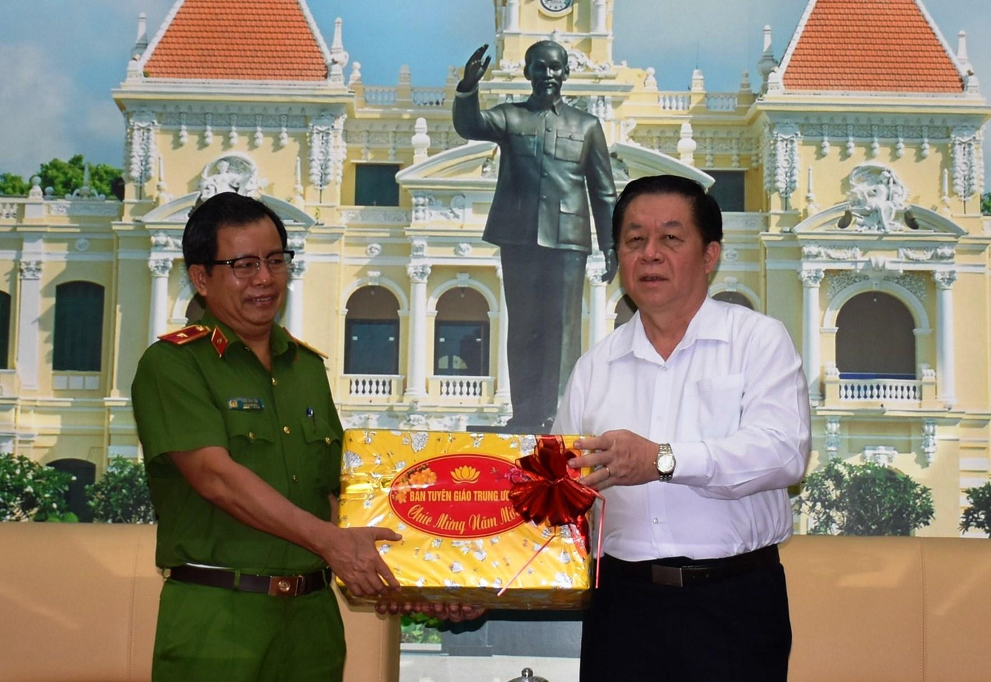 Ông Nguyễn Trọng Nghĩa, Bí thư Trung ương Đảng, Trưởng ban Tuyên giáo Trung ương (phải) tặng quà cho lực lượng Công an TPHCM. Ông Nguyễn Trọng Nghĩa, Bí thư Trung ương Đảng, Trưởng ban Tuyên giáo Trung ương (phải) tặng quà cho lực lượng Công an TPHCM.