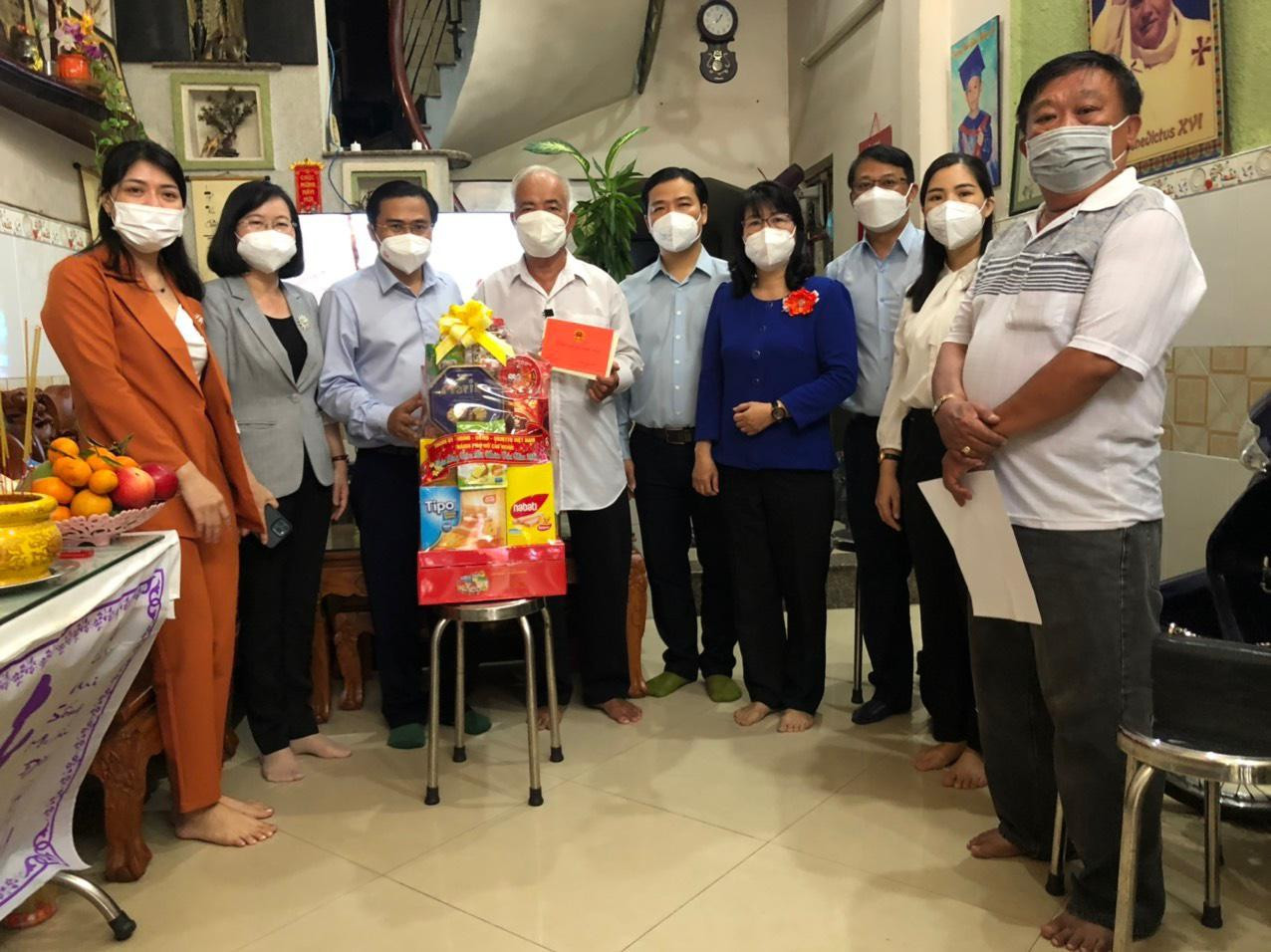 Thành phố tặng quà Tết cho gia đình có người thân qua đời do đại dịch COVID-19 Thành phố tặng quà Tết cho gia đình có người thân qua đời do đại dịch COVID-19