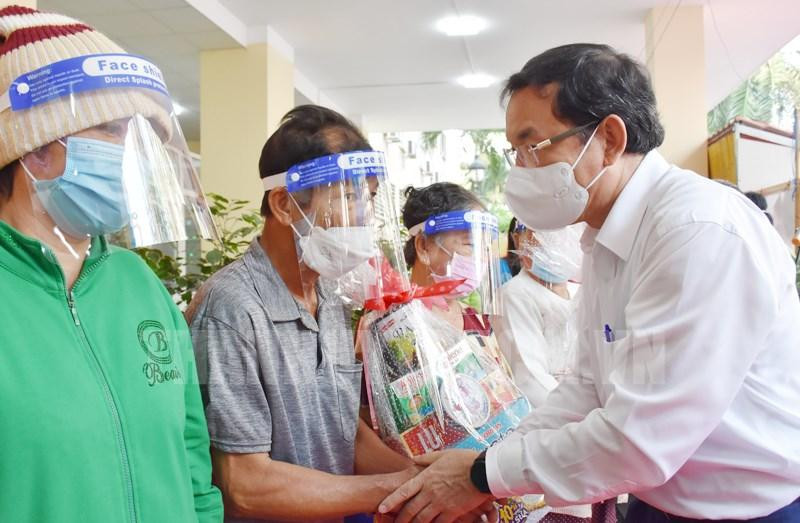 Bí thư Thành uỷ Nguyễn Văn Nên tặng quà Tết cho người có hoàn cảnh khó khăn