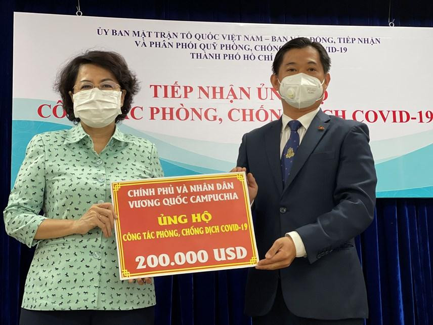 Tổng lãnh sự Sok Dareth (phải) thay mặt Chính phủ Vương quốc Campuchia trao tặng TPHCM 200.000 USD hỗ trợ chống dịch COVID-19 vào tháng 7/2021