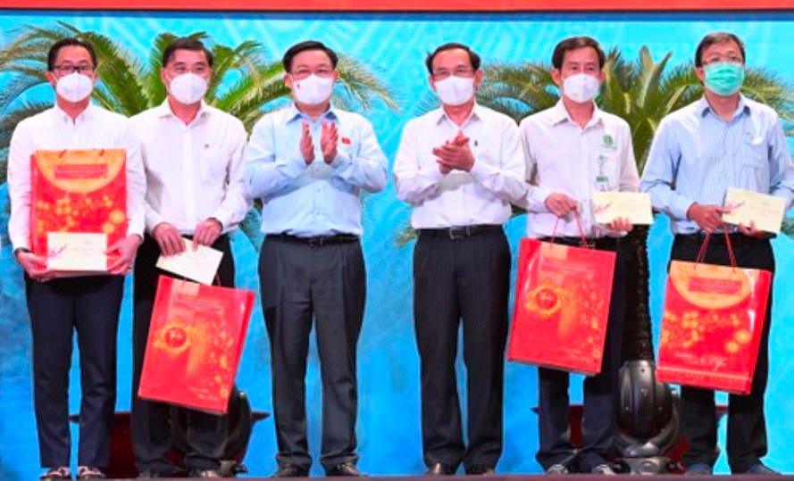 Chủ tịch Quốc hội Vương Đình Huệ và Bí thư Thành uỷ TPHCM Nguyễn Văn Nên tặng quà cho lực lượng tham gia tuyến đầu chống dịch Chủ tịch Quốc hội Vương Đình Huệ và Bí thư Thành uỷ TPHCM Nguyễn Văn Nên tặng quà cho lực lượng tham gia tuyến đầu chống dịch