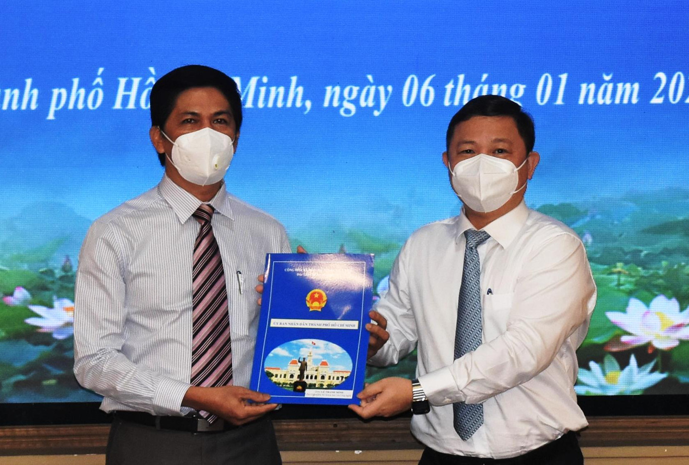 Ông Lê Thanh Minh (trái) nhận quyết định bổ nhiệm