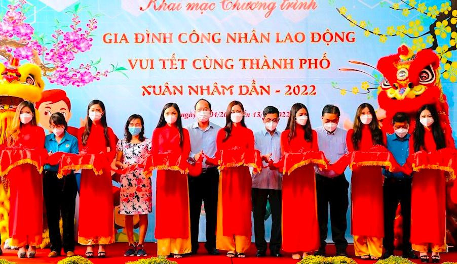 Chương trình chăm lo cho hơn 10 nghìn gia đình công nhân khó khăn ở lại TPHCM đón Tết khai mạc vào sáng 29/1. Ảnh: Thành uỷ TPHCM Chương trình chăm lo cho hơn 10 nghìn gia đình công nhân khó khăn ở lại TPHCM đón Tết khai mạc vào sáng 29/1. Ảnh: Thành uỷ TPHCM
