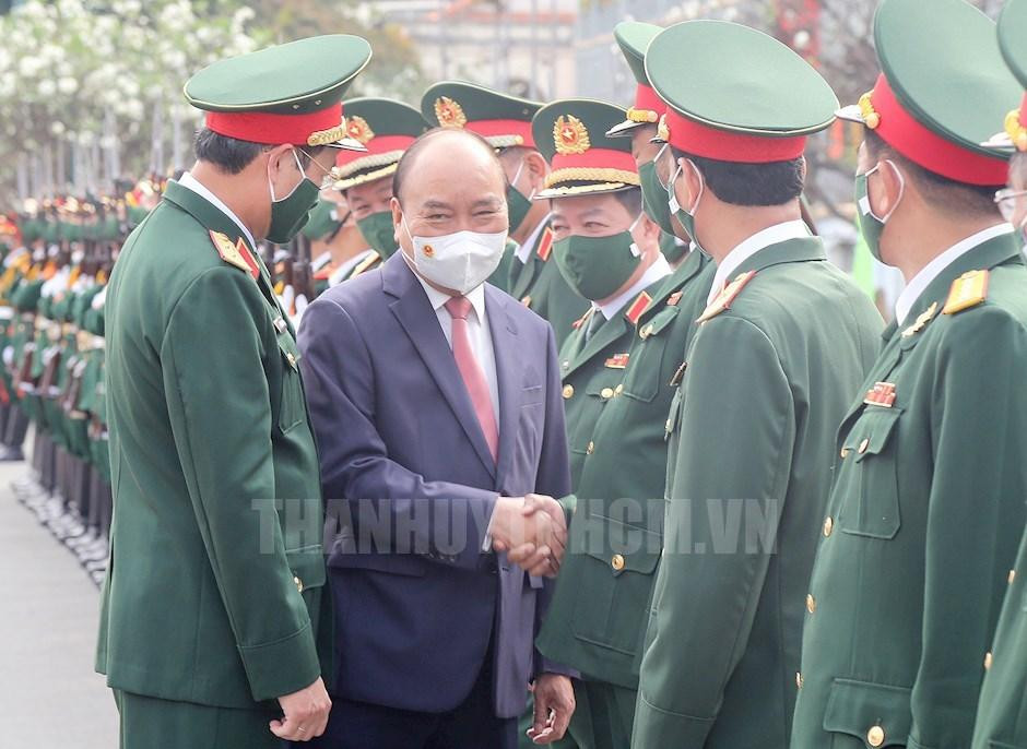 Chủ tịch nước thăm hỏi, chúc tết cán bộ chiến sĩ Bộ Tư lệnh TPHCM. Ảnh: Thành uỷ TPHCM