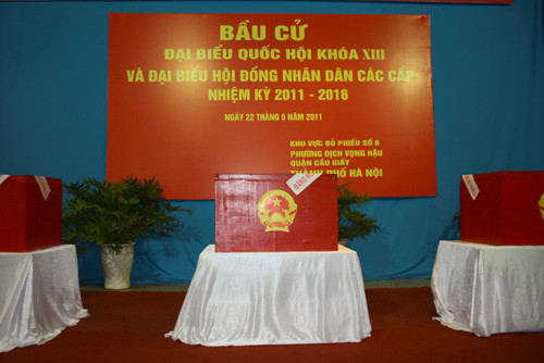 Hòm phiếu trang nghiêm trước giờ bầu cử